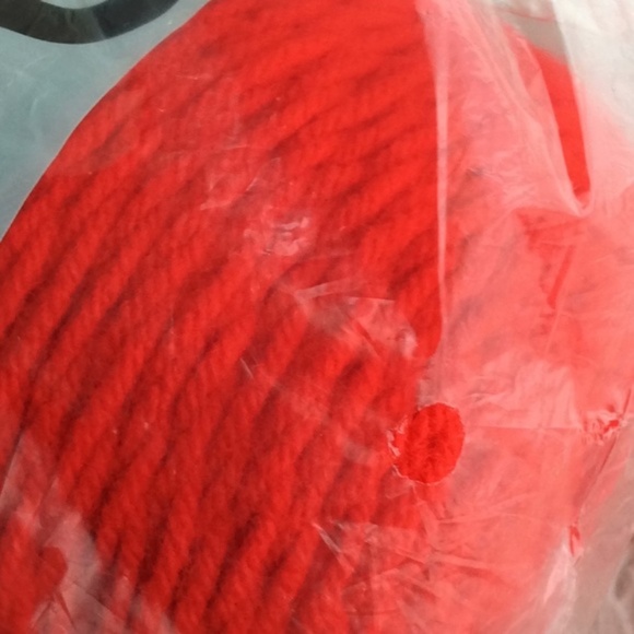 1 skein of red yarn - Scarlet - Picture 8 of 11